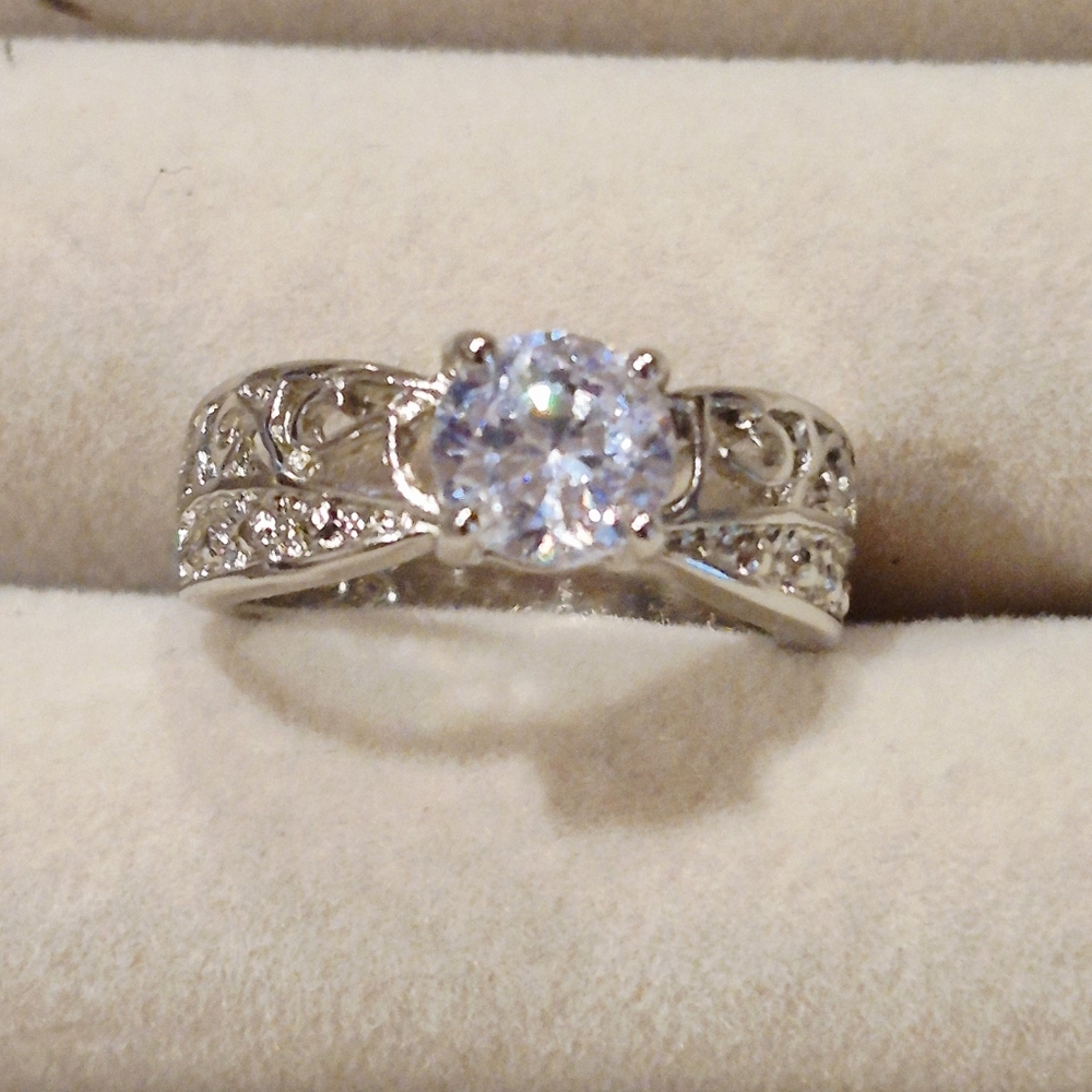 Elegant Silver Tone Designer Women's Ring